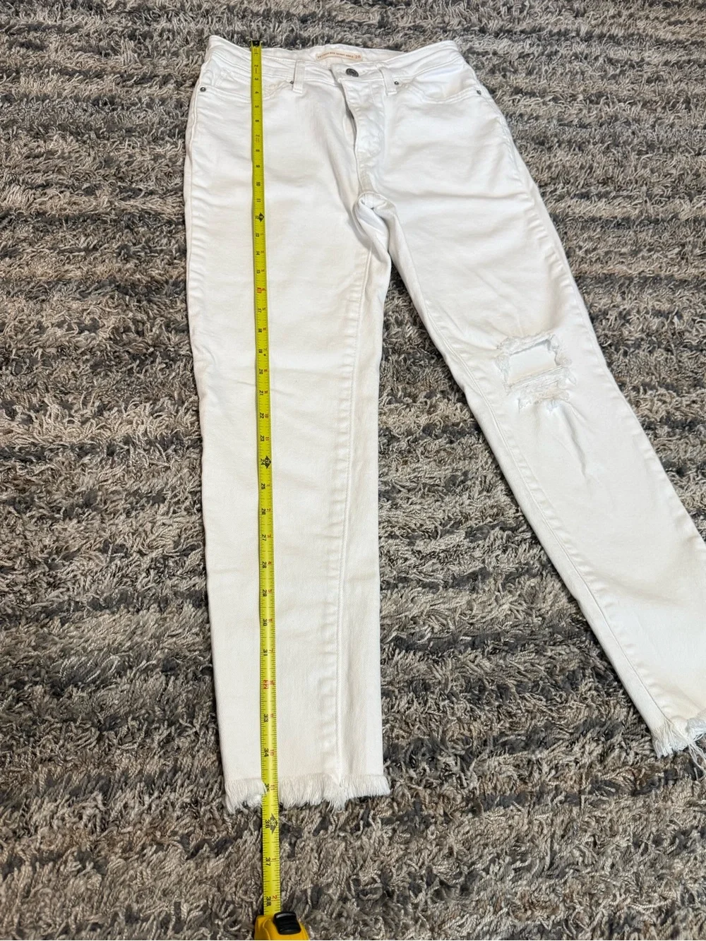 721 Levi's White Skinny High Rise Jeans with Knee Rip